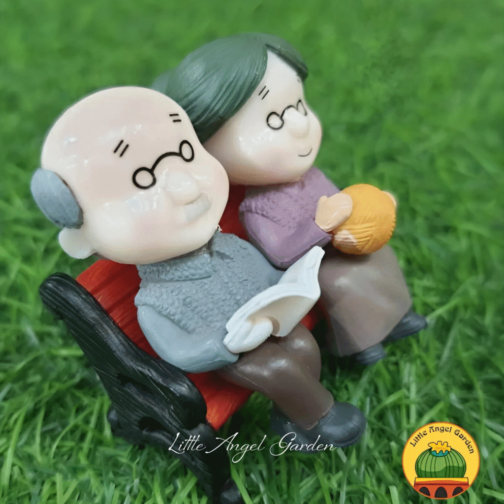 Tiểu cảnh cặp đôi ông bà ngồi ghế | littleangelgarden.vn