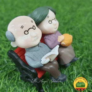 Tiểu cảnh cặp đôi ông bà ngồi ghế | littleangelgarden.vn